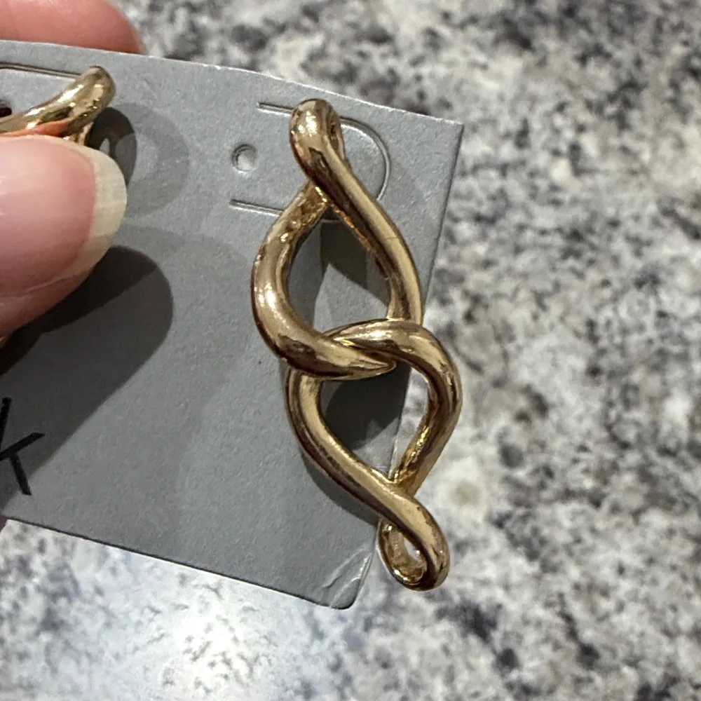 Nordstrom Rack Women’s Twisted Link Gold Drop Earrings
